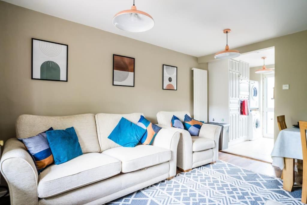 Lily's Stay, Parking And Close To Motor Point Arena Holiday home *