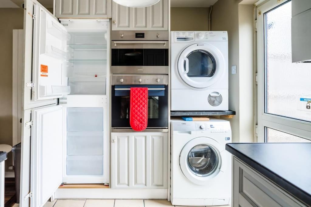 Holiday home Lily's Stay, Parking And Close To Motor Point Arena *